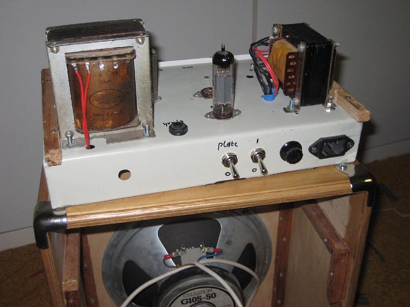 IMG_0517.JPG - De achterzijde, de speaker-jack en de gloei en hoogspanningschakelaar.