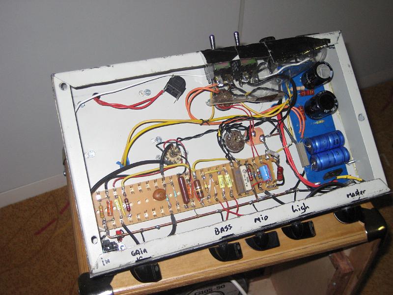 IMG_0518.JPG - Links de preamp, midden de PA en recht de voeding.