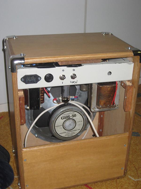 IMG_0521.JPG - Achterzijde met de versterker, met de ingeschoven AX84 versterker ondersteboven.